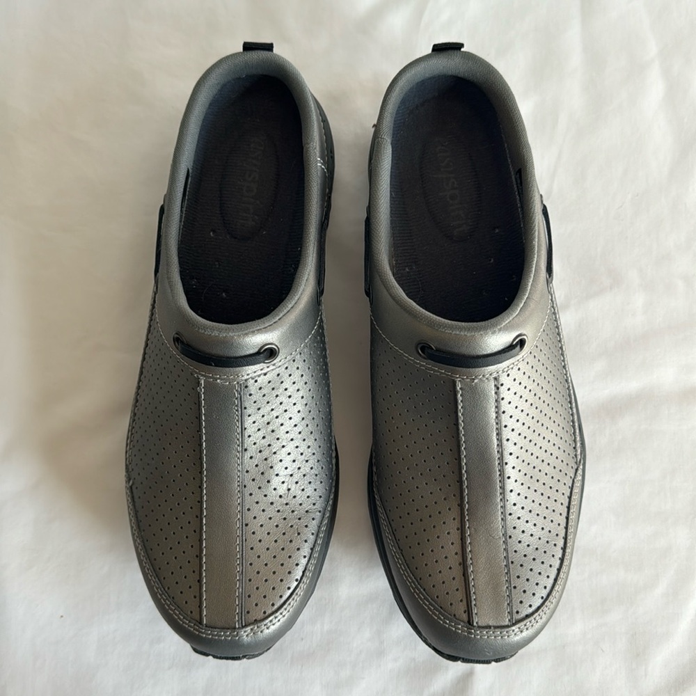 Easy Spirit silver - gray metallic and black Travel time classic clog. 7 narrow